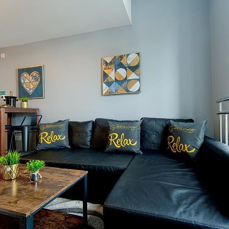 The Penthouse Gathering - Town Centre - Sleeps Up To 16 Wrexham Dış mekan fotoğraf