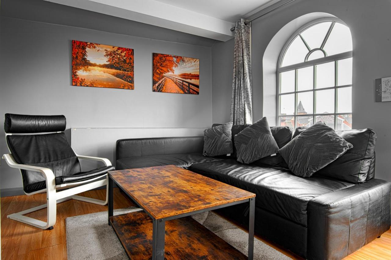 The Penthouse Gathering - Town Centre - Sleeps Up To 16 Wrexham Dış mekan fotoğraf