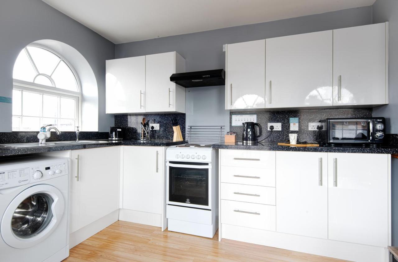 The Penthouse Gathering - Town Centre - Sleeps Up To 16 Wrexham Dış mekan fotoğraf